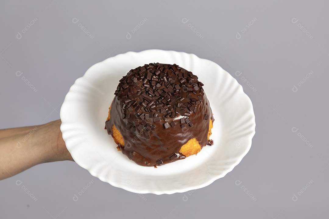 Mão de pessoa segurando doce saboroso fundo isolado branco