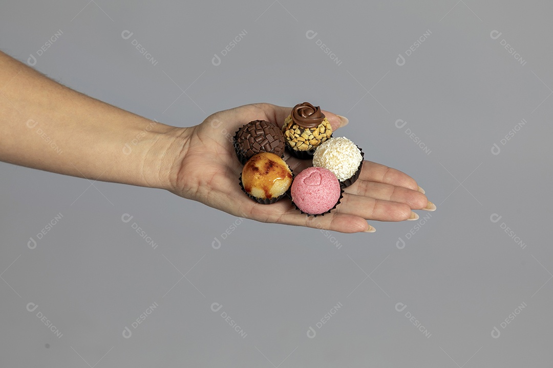 Mão de pessoa segurando doce saboroso fundo isolado branco