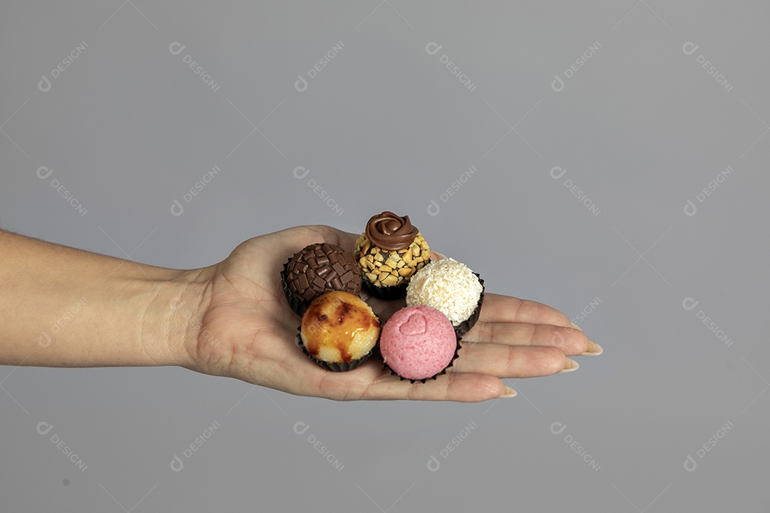 Mão de pessoa segurando doce saboroso fundo isolado branco