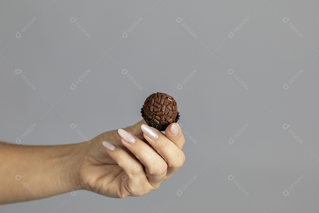 Mão de pessoa segurando doce saboroso fundo isolado branco