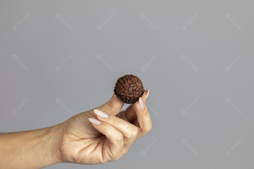 Mão de pessoa segurando doce saboroso fundo isolado branco