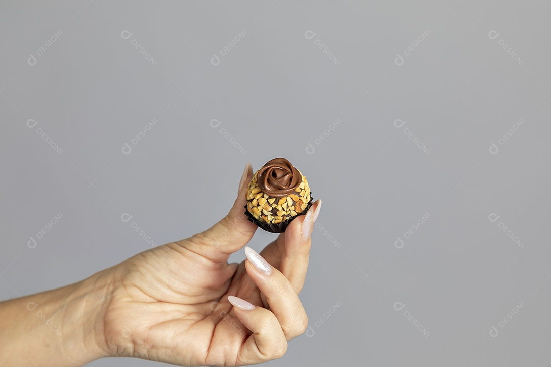 Mão de pessoa segurando doce saboroso fundo isolado branco