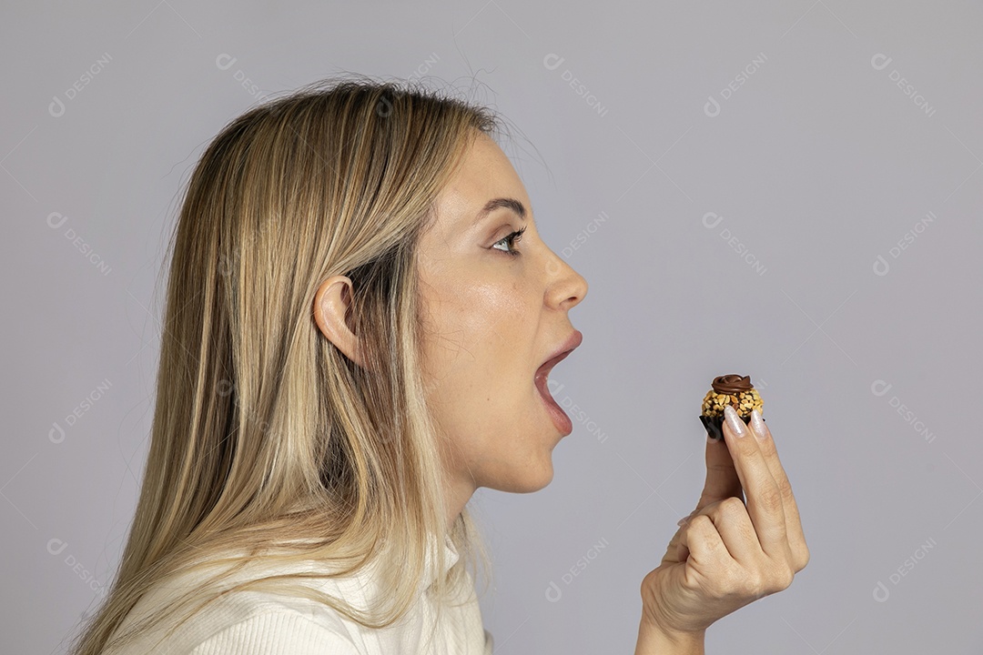 Mulher jovem bonita se alimentando sobre fundo isolado branco