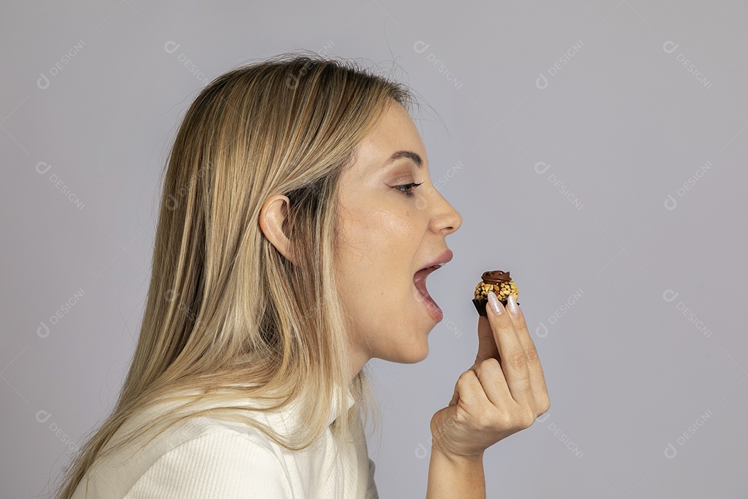 Mulher jovem bonita se alimentando sobre fundo isolado branco