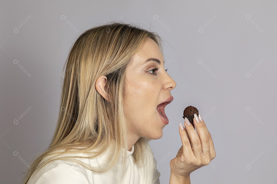 Mulher jovem bonita se alimentando sobre fundo isolado branco