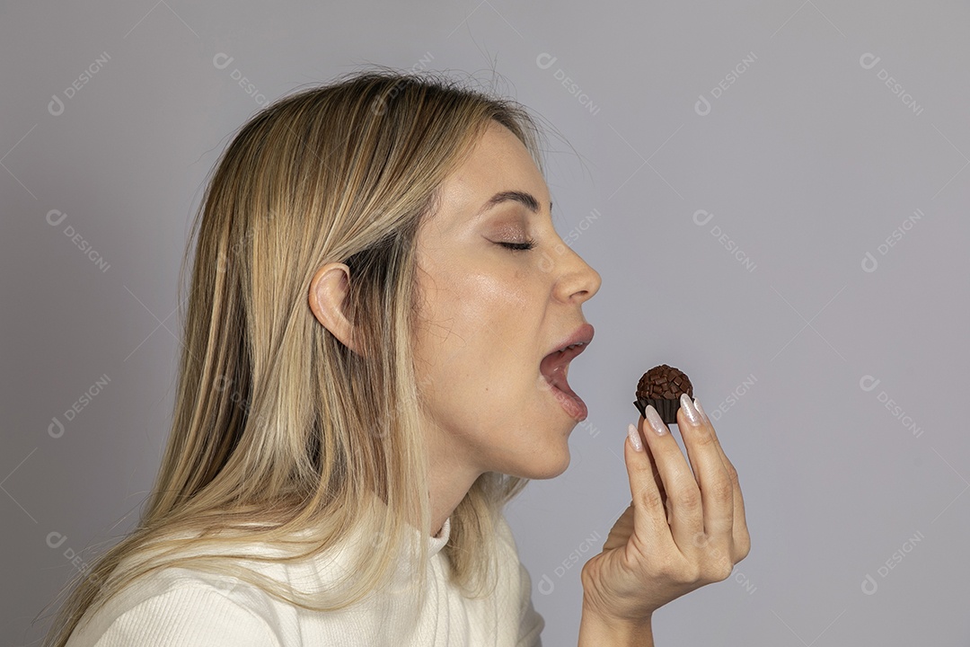 Mulher jovem bonita se alimentando sobre fundo isolado branco