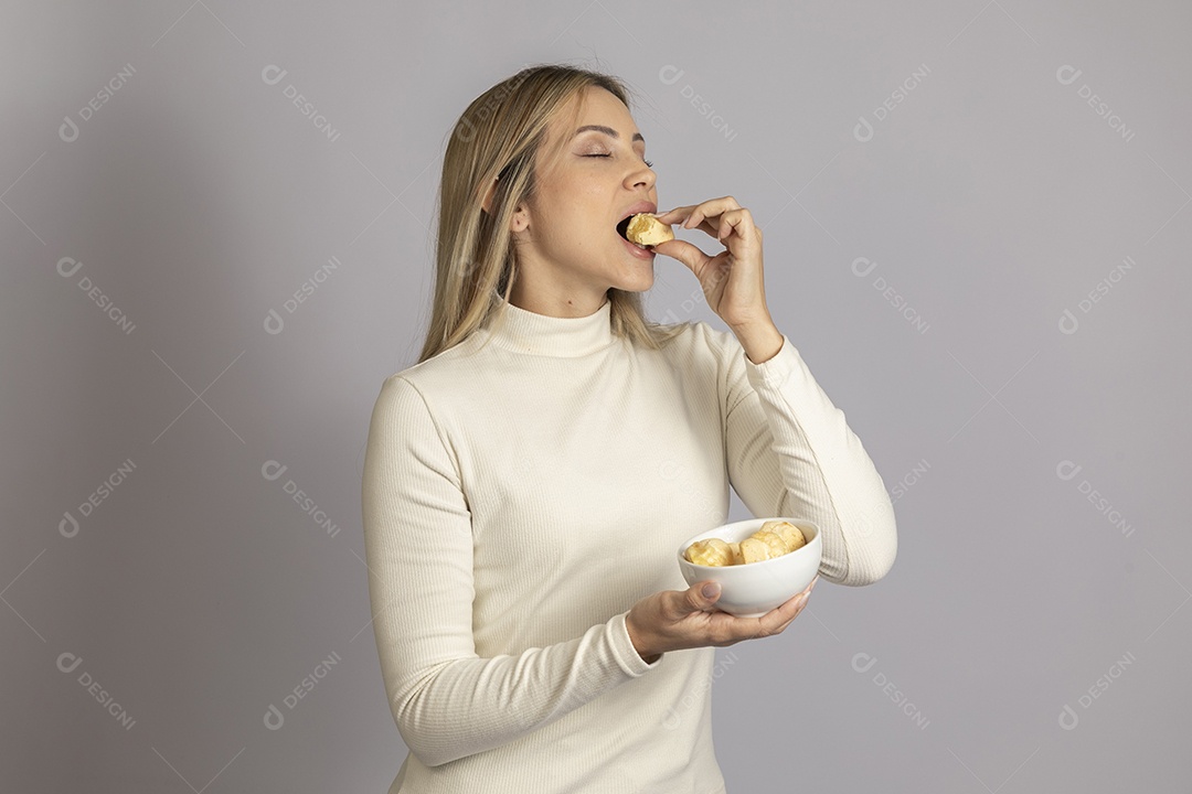 Mulher jovem bonita se alimentando sobre fundo isolado branco