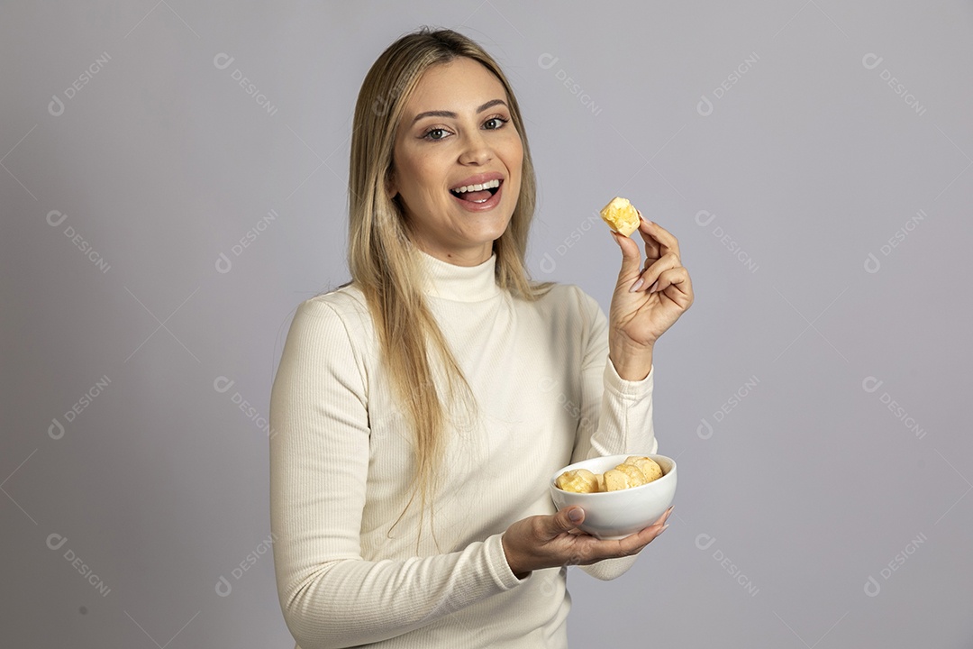 Mulher jovem bonita se alimentando sobre fundo isolado branco