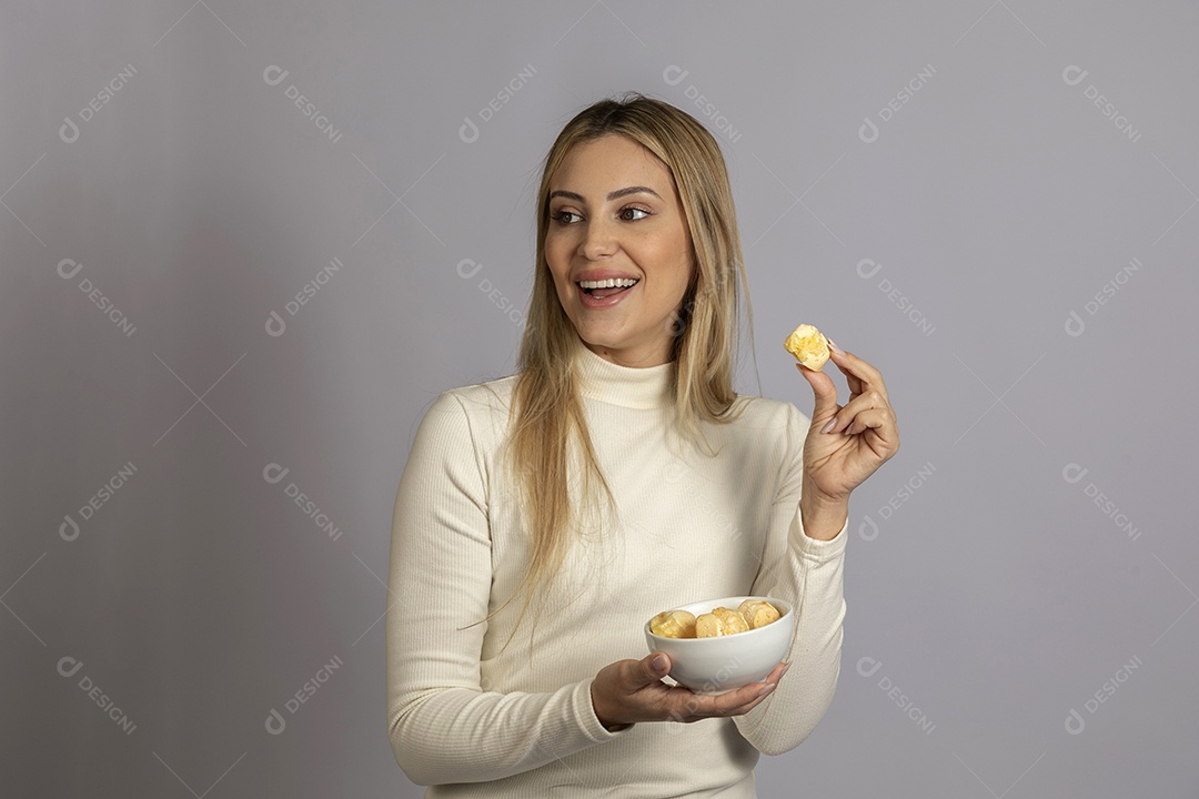 Mulher jovem bonita se alimentando sobre fundo isolado branco