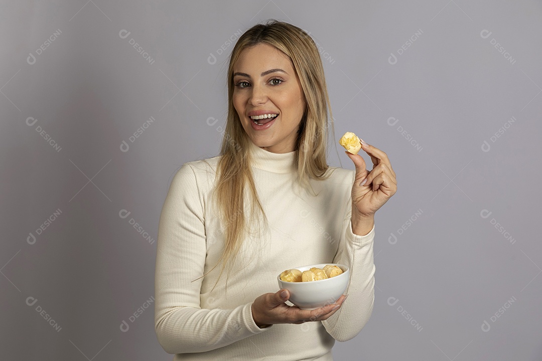 Mulher jovem bonita se alimentando sobre fundo isolado branco