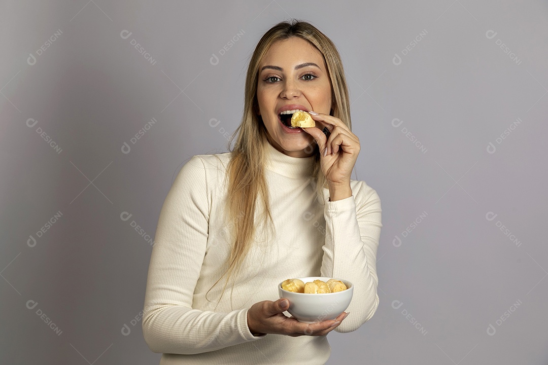 Mulher jovem bonita se alimentando sobre fundo isolado branco