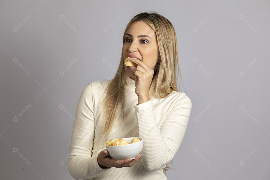 Mulher jovem bonita se alimentando sobre fundo isolado branco