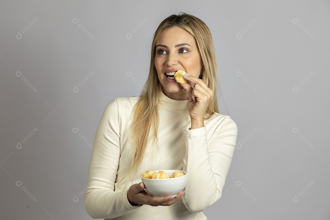 Mulher jovem bonita se alimentando sobre fundo isolado branco