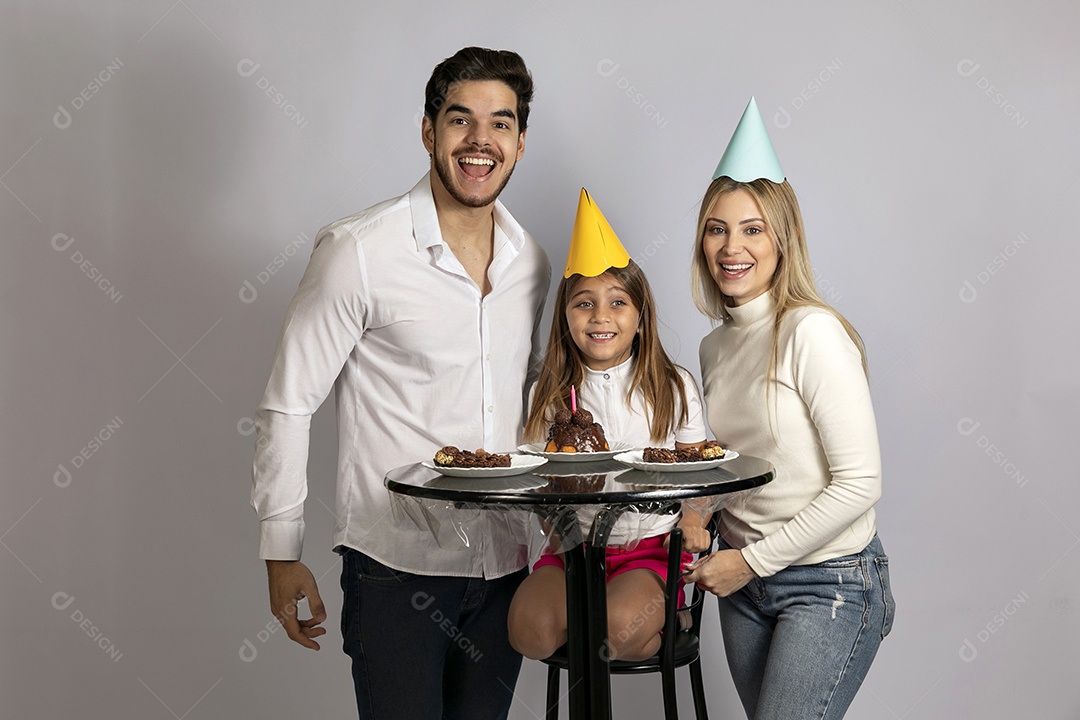 Pais jovens bonitos ao lado de sua linda filha