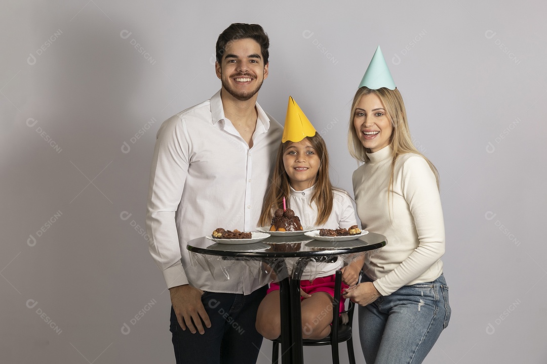 Pais jovens bonitos ao lado de sua linda filha