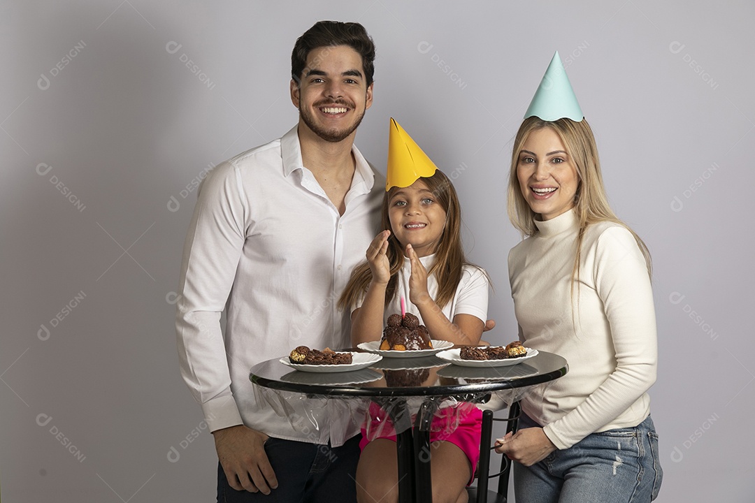 Pais jovens bonitos ao lado de sua linda filha