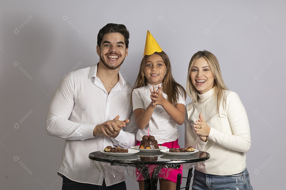 Pais jovens bonitos ao lado de sua linda filha