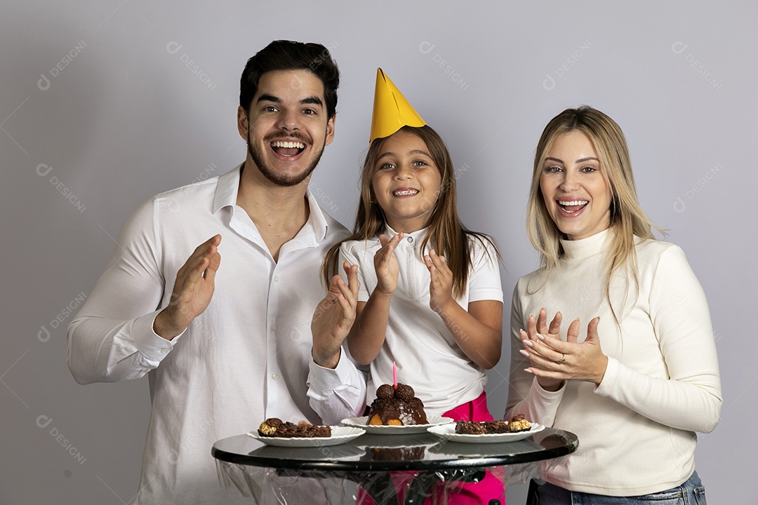 Pais jovens bonitos ao lado de sua linda filha
