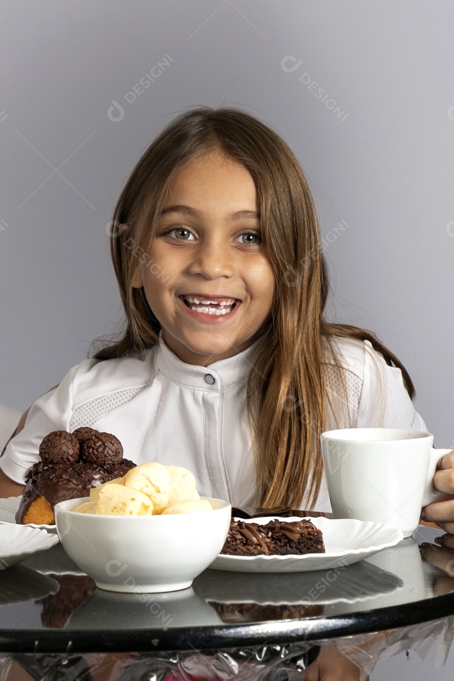 Linda criança menina se alimentando fundo isolado