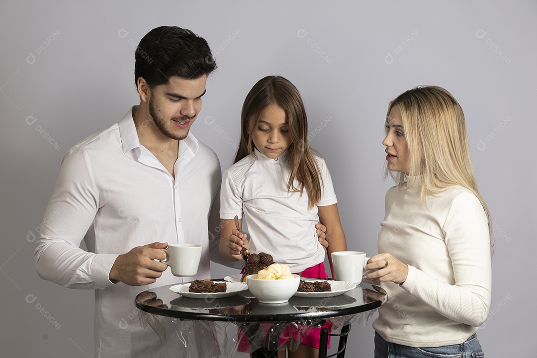 Pais jovens bonitos ao lado de sua linda filha