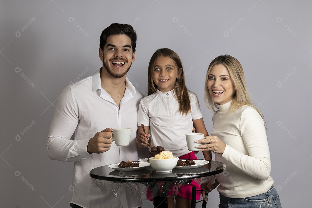 Pais jovens bonitos ao lado de sua linda filha