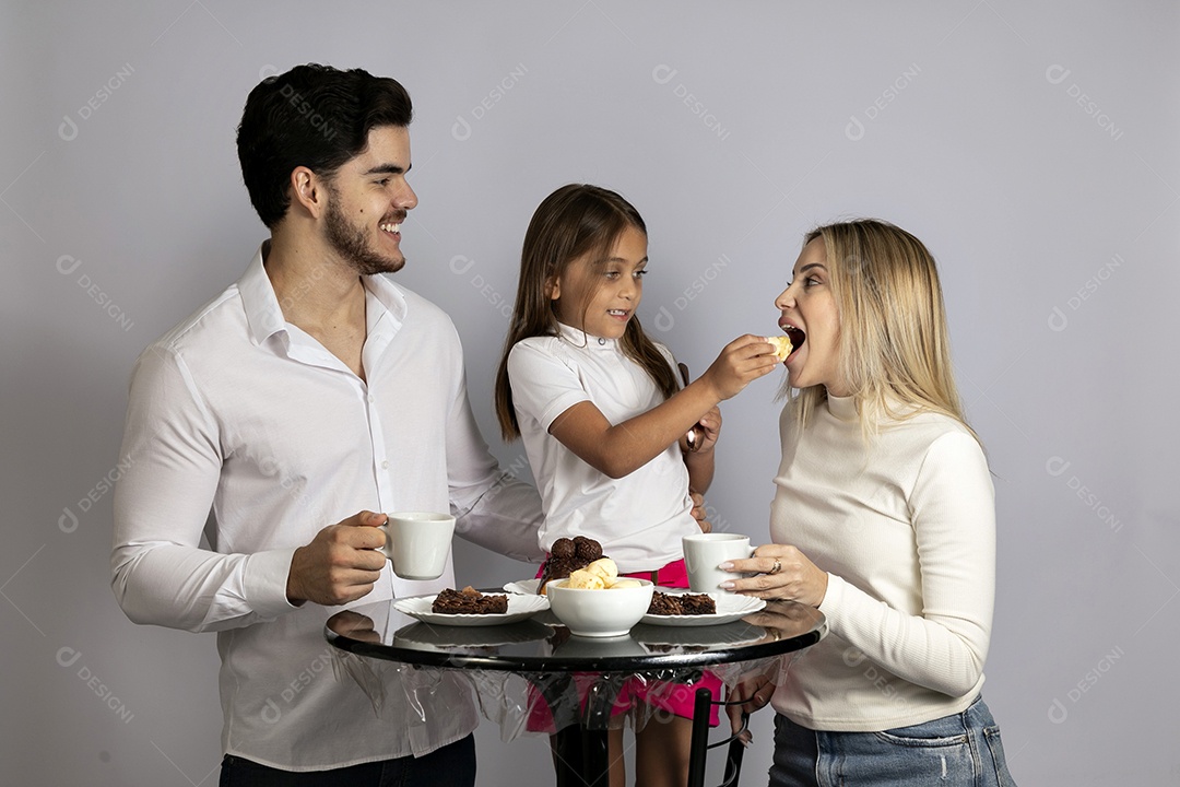 Pais jovens bonitos ao lado de sua linda filha