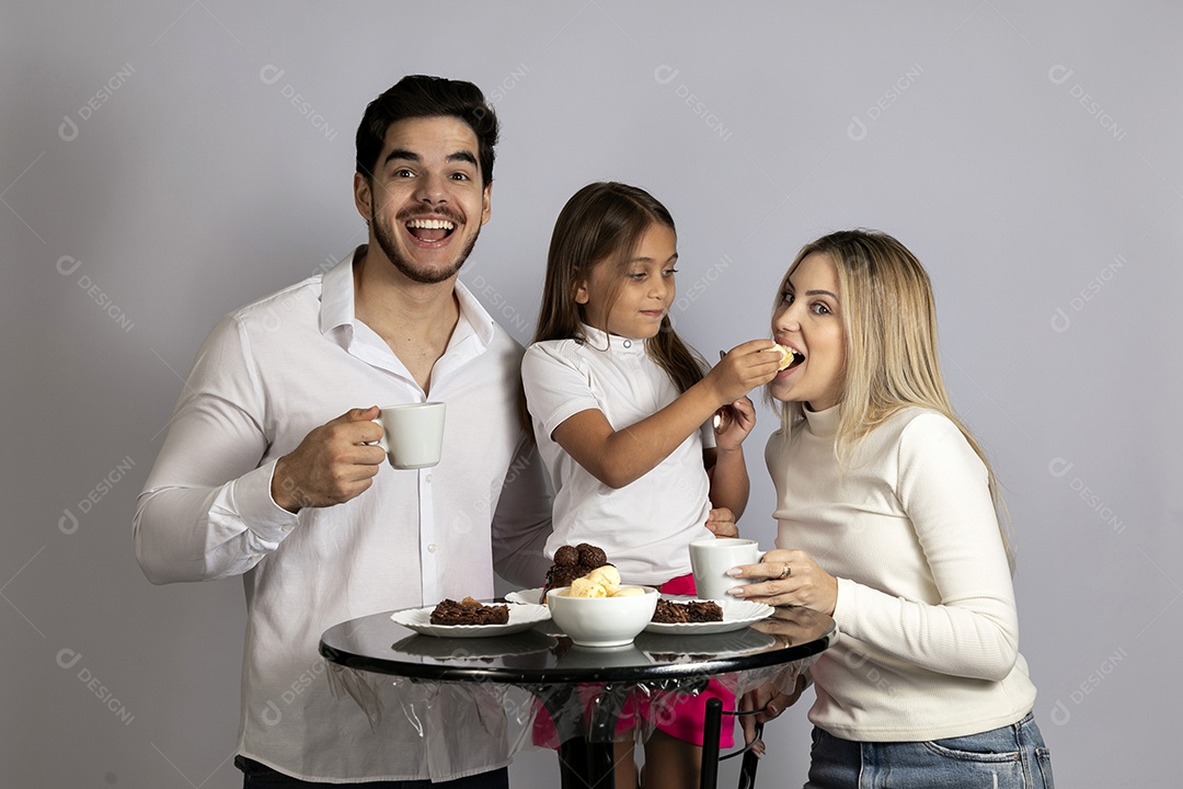 Linda família celebrando páscoa felizes sorridentes