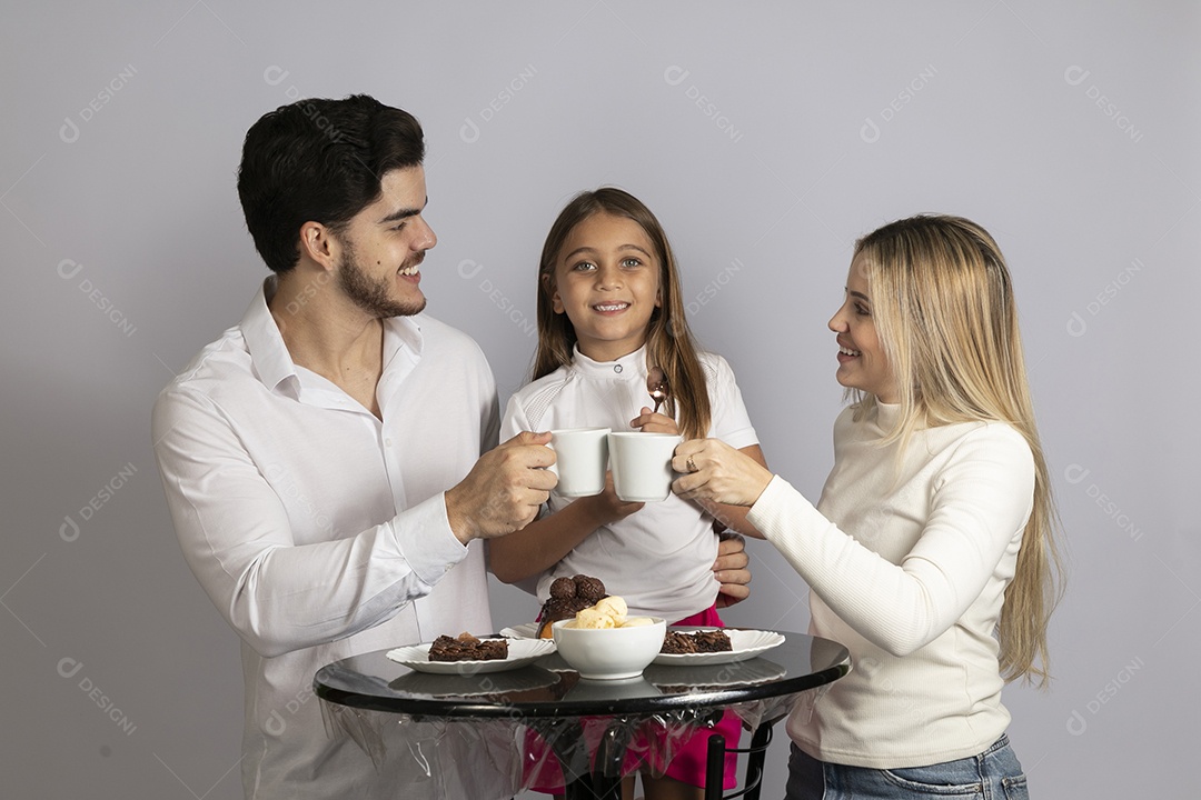 Pais jovens bonitos ao lado de sua linda filha