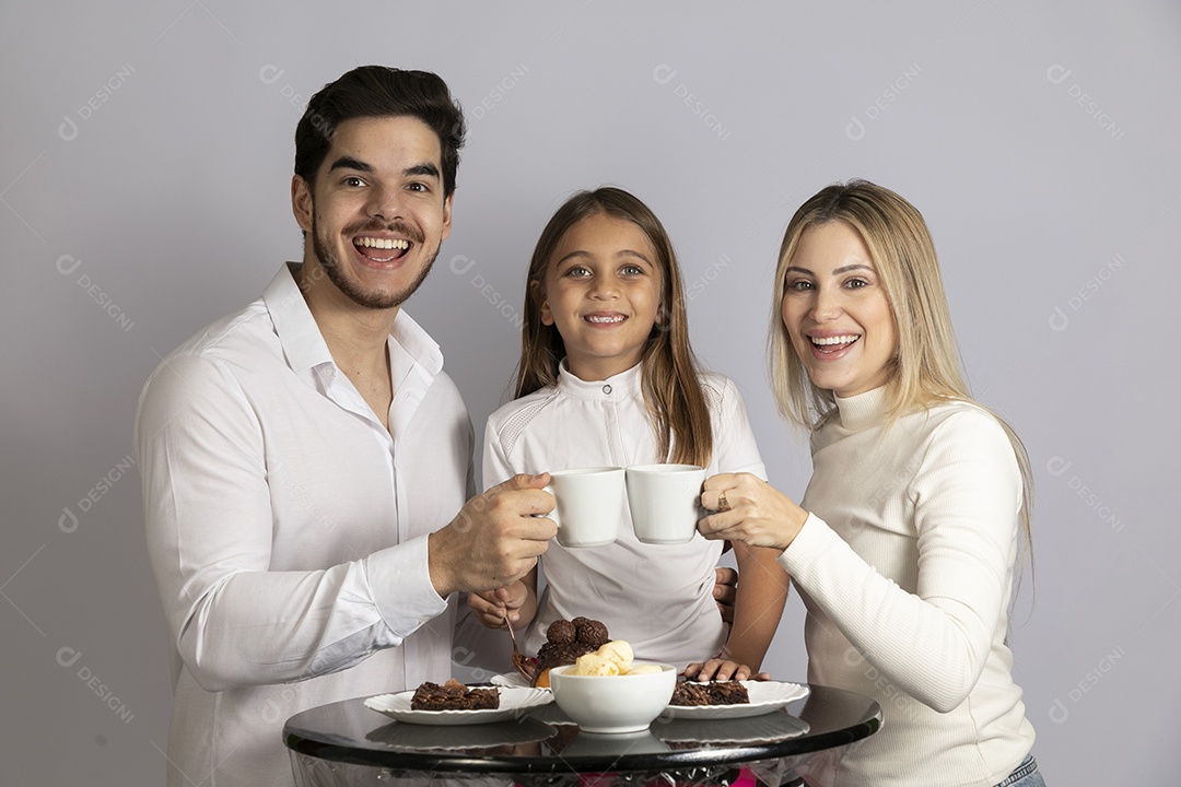 Pais jovens bonitos ao lado de sua linda filha