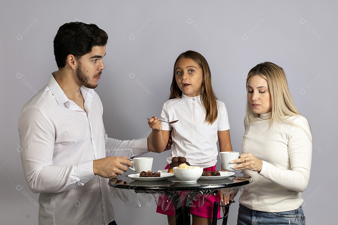 Pais jovens bonitos ao lado de sua linda filha
