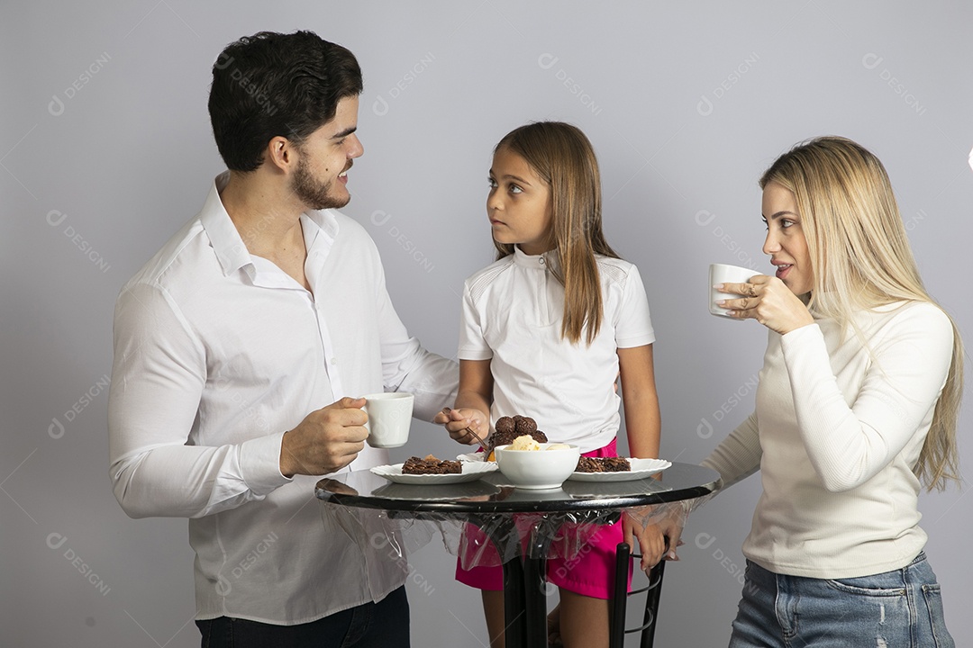 Pais jovens bonitos ao lado de sua linda filha
