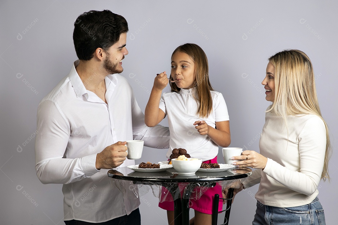 Pais jovens bonitos ao lado de sua linda filha