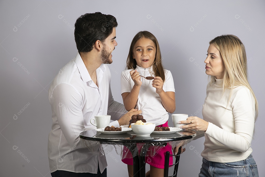 Pais jovens bonitos ao lado de sua linda filha