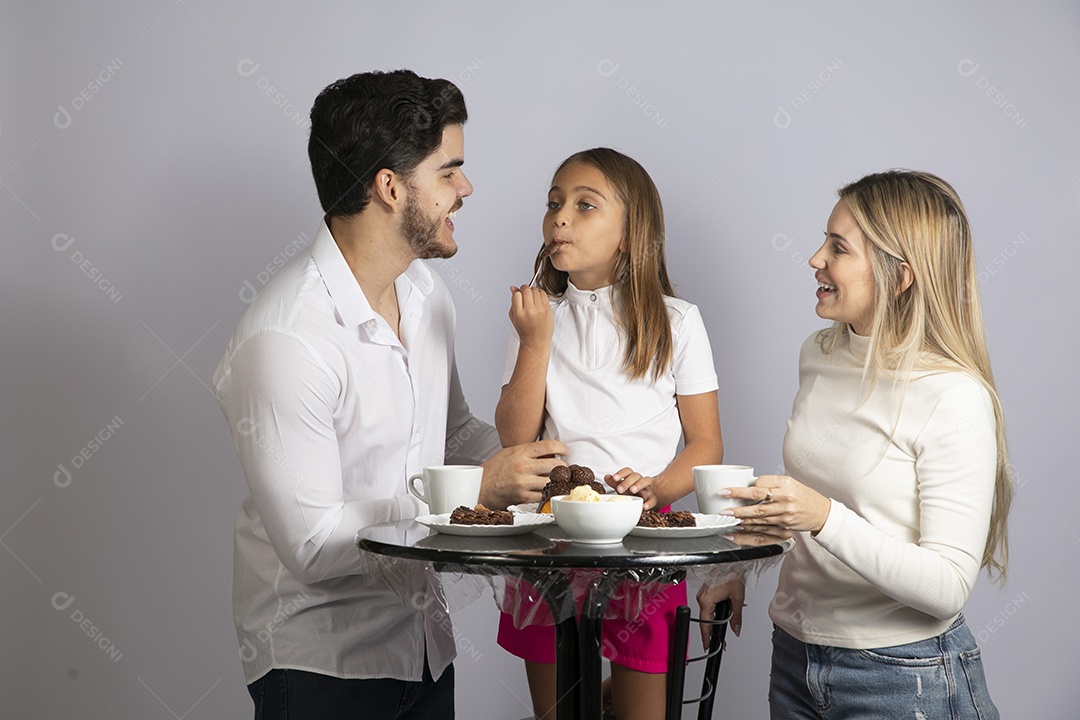 Pais jovens bonitos ao lado de sua linda filha