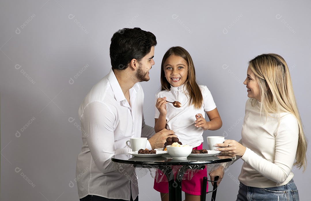 Pais jovens bonitos ao lado de sua linda filha