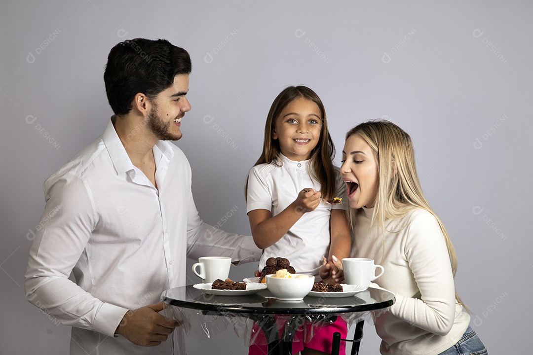 Pais jovens bonitos ao lado de sua linda filha