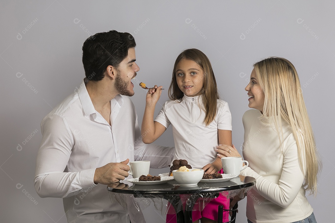 Linda família celebrando páscoa felizes sorridentes