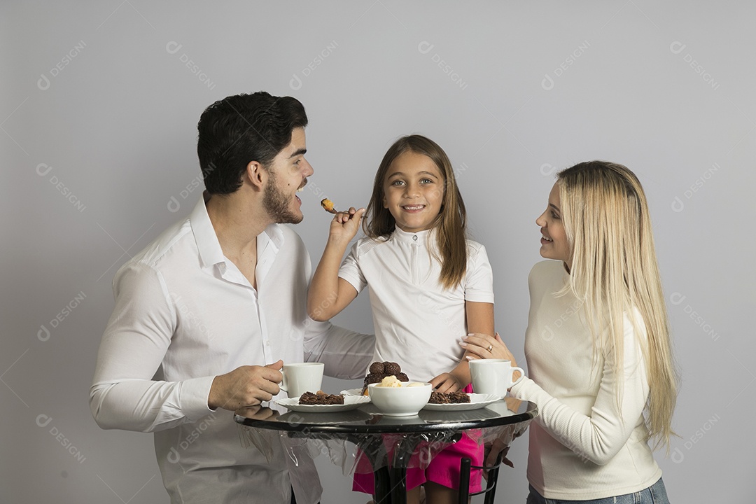 Pais jovens bonitos ao lado de sua linda filha
