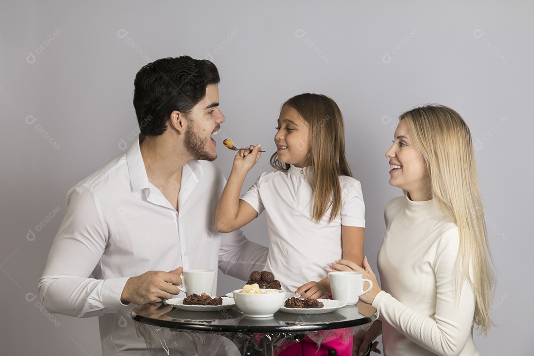 Pais jovens bonitos ao lado de sua linda filha
