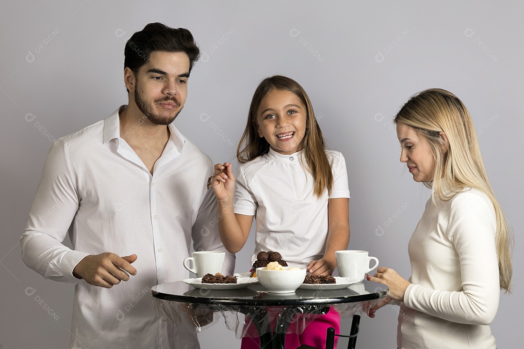 Pais jovens bonitos ao lado de sua linda filha