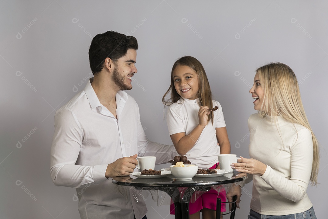 Pais jovens bonitos ao lado de sua linda filha