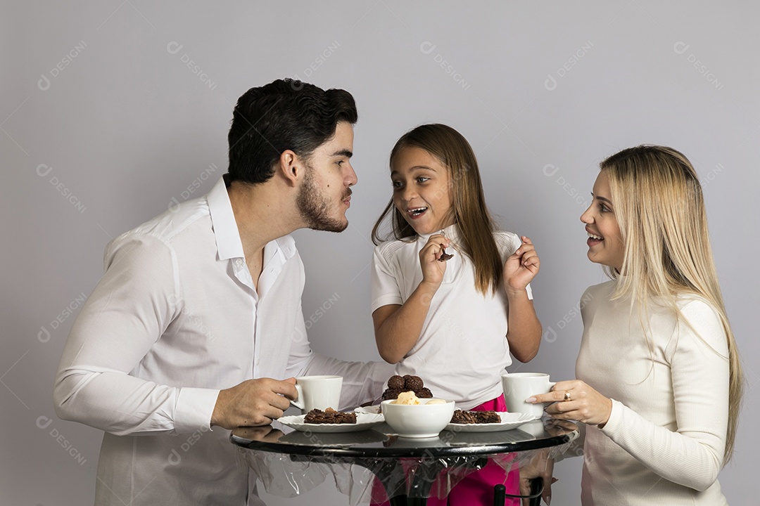 Pais jovens bonitos ao lado de sua linda filha