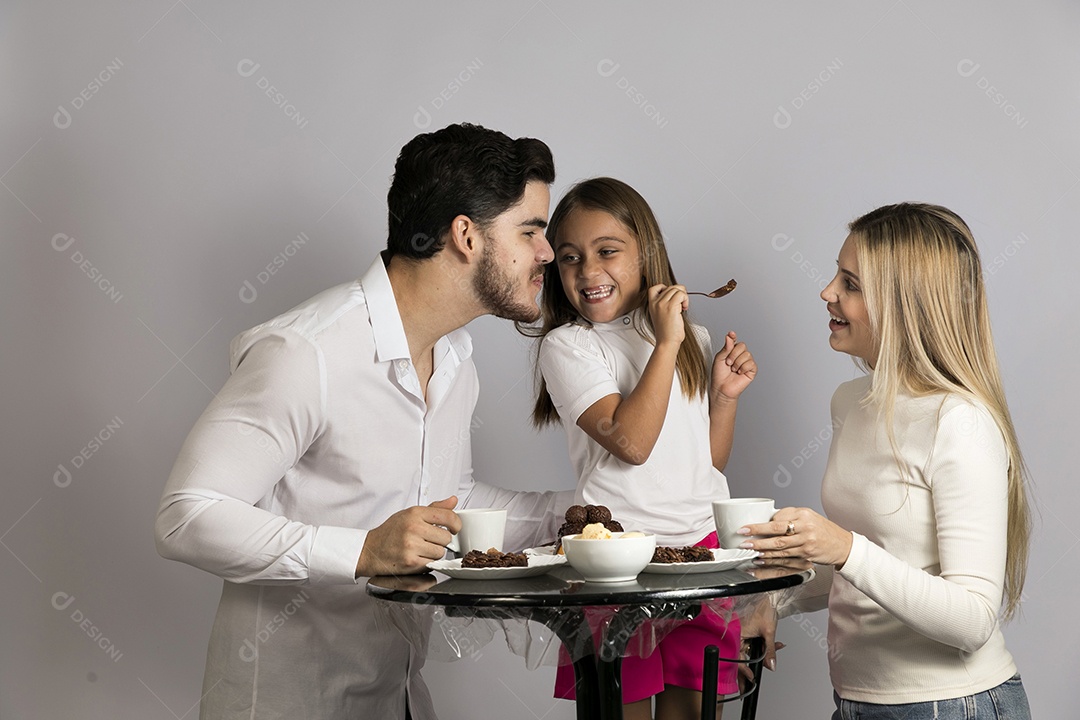Pais jovens bonitos ao lado de sua linda filha