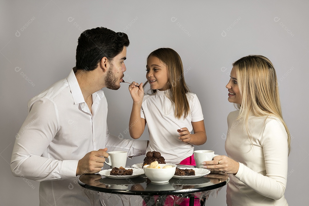 Pais jovens bonitos ao lado de sua linda filha