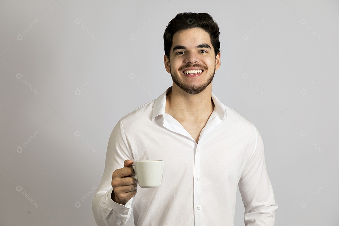Homem jovem bonito comendo bolo sobre fundo isolado branco