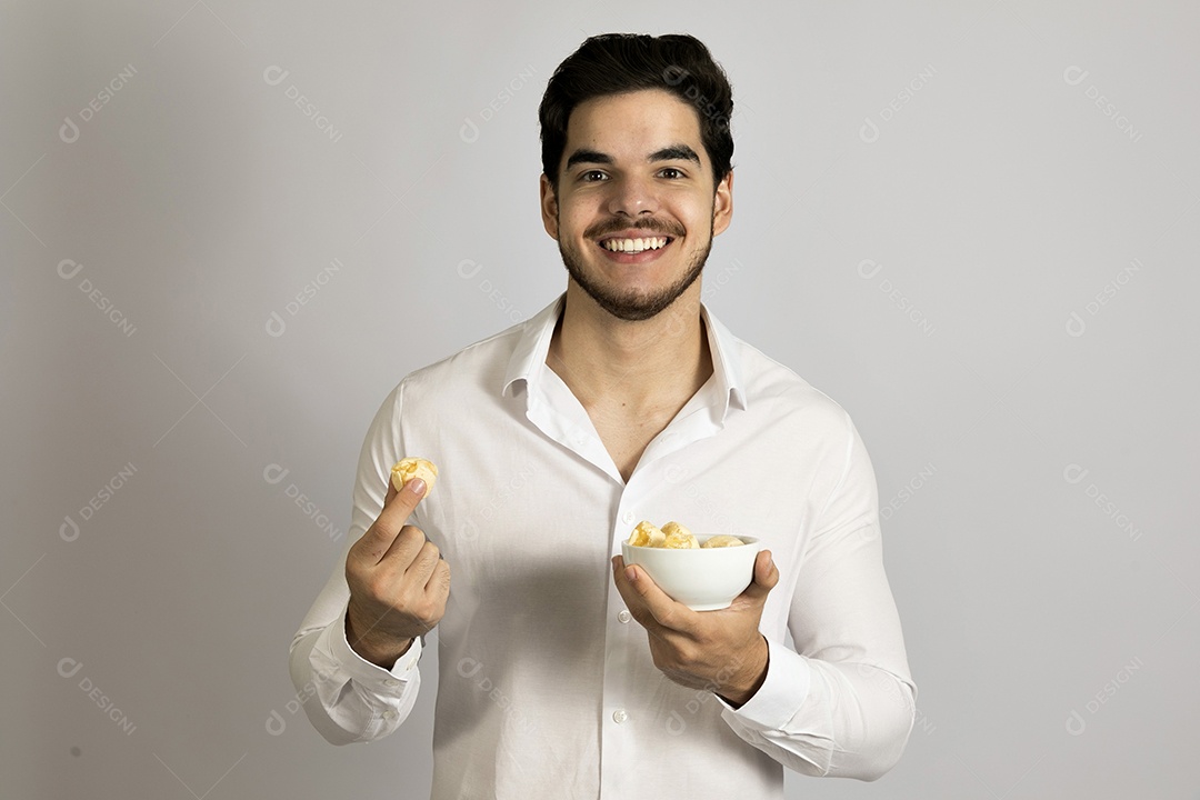 Linda mãe jovem ao lado de sua filha fundo isolado branco