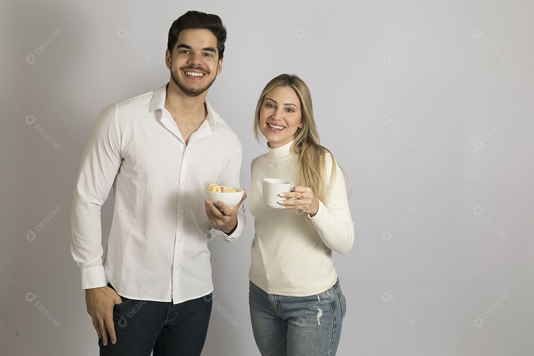 Lindo casal felizes e sorridentes fundo isolado branco