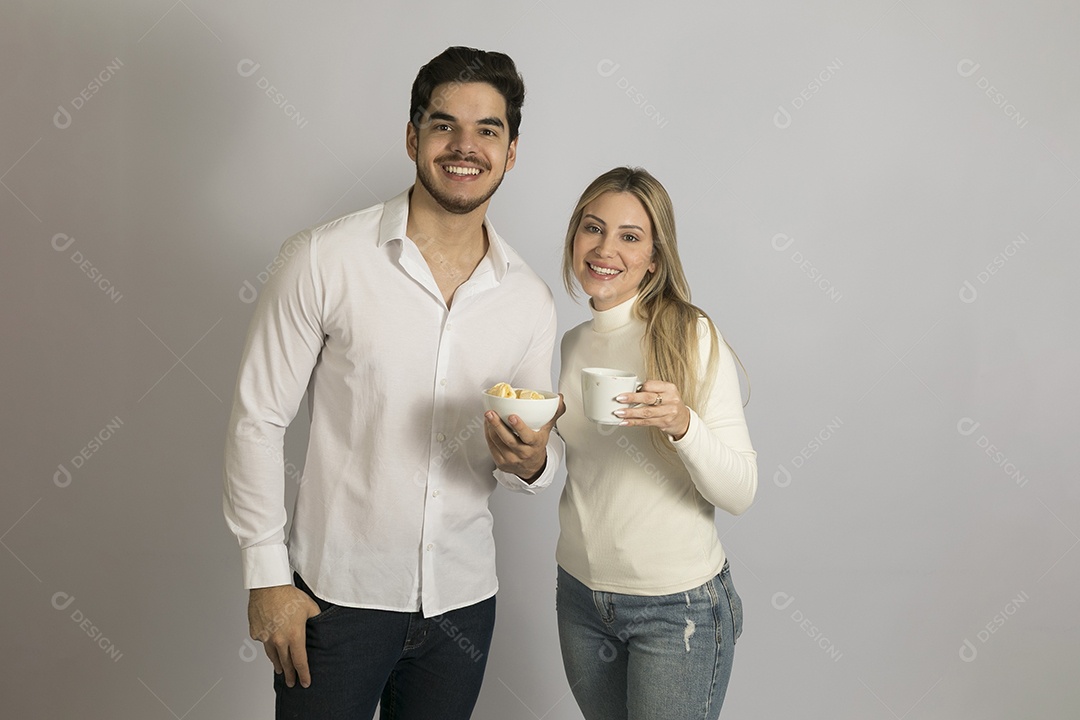 Lindo casal felizes e sorridentes fundo isolado branco