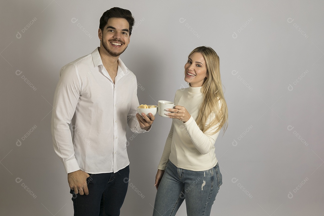 Lindo casal felizes e sorridentes fundo isolado branco
