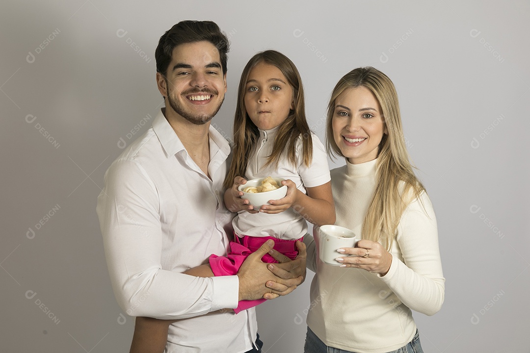 Pais jovens bonitos ao lado de sua linda filha